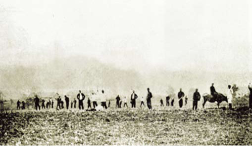 1911년 설립된 만주 신흥무관학교의 학생들이 농사를 짓고 있는 모습.  우당기념관 제공