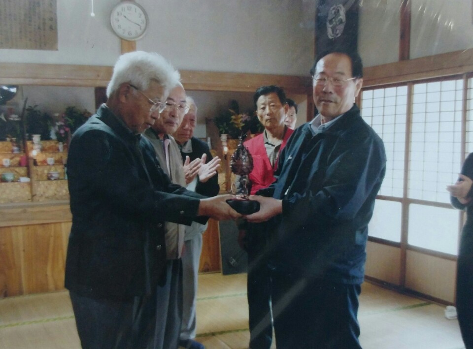 2004년 서산 부석사 관세음보살좌상이 있던 쓰시마 관음사를 찾은 김현구 전 서산문화원장(오른쪽)이 관음사 관리승인 무라세(왼쪽)에게 백제의 금동대향로 모형을 선물하고 있다. 김현구 전 서산문화원장 제공